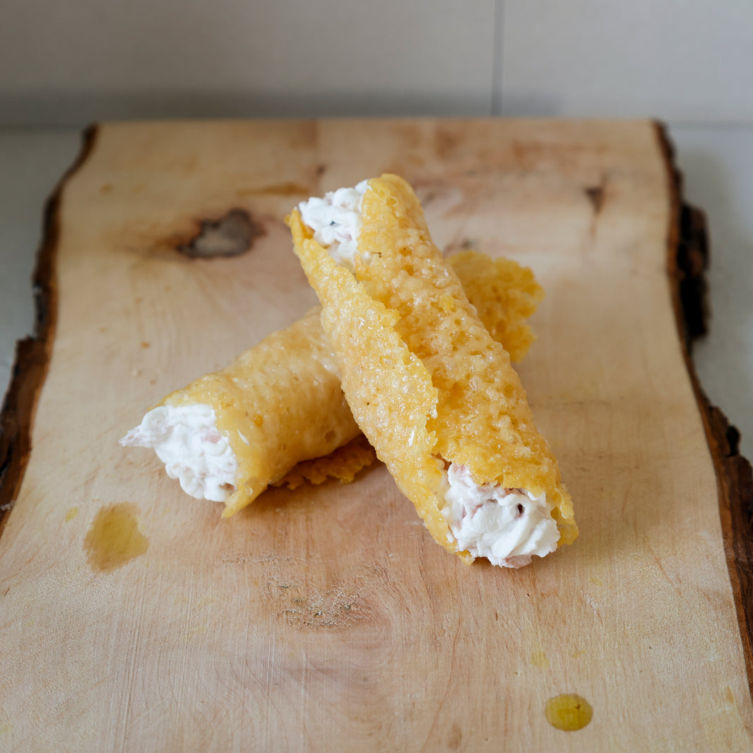 Knusprige Cannoli aus Parmigiano Reggiano mit Ricotta und Mortadella