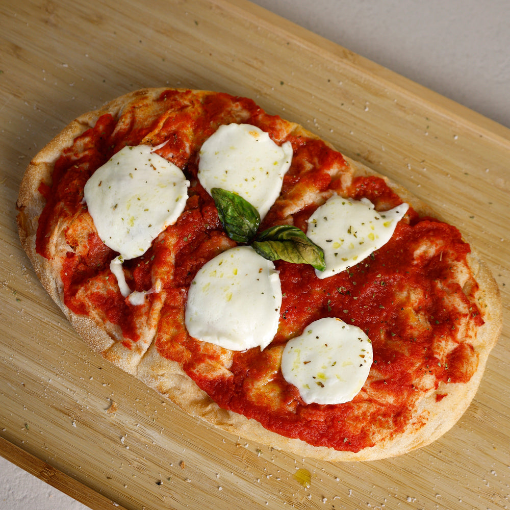 Echte italienische Pinsa mit Tomaten, Mozzarella und Basilikum