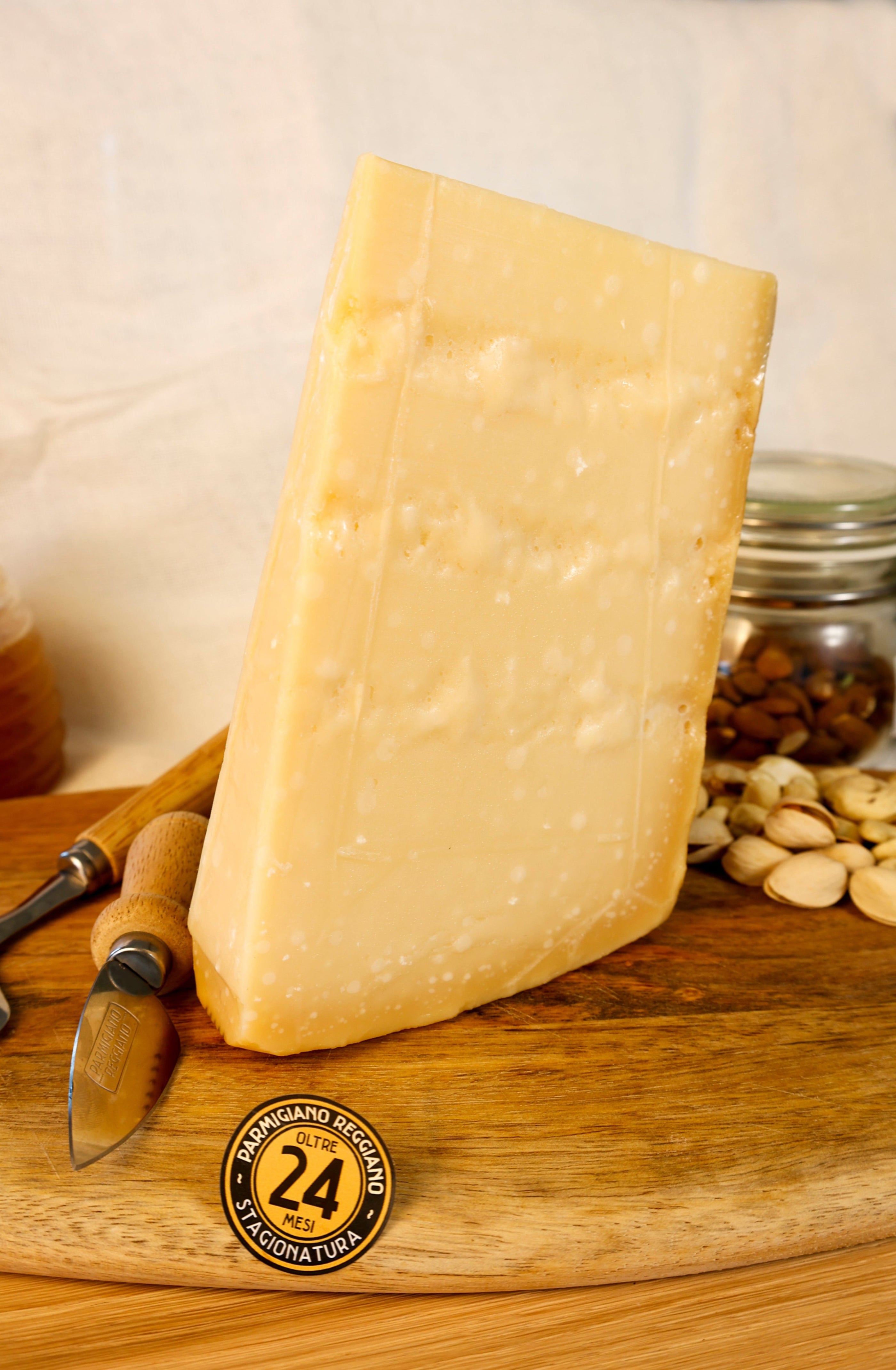 Parmigiano Reggiano 24 Monate – original aus Familienkäserei in Parma, handgemacht