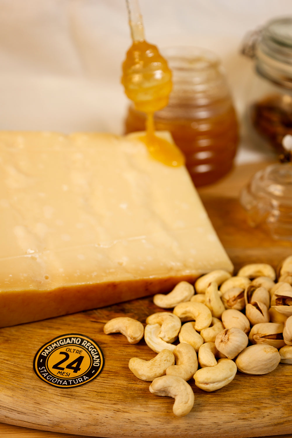 Parmigiano Reggiano mit Getrockneten Früchten, Nüssen, Honig