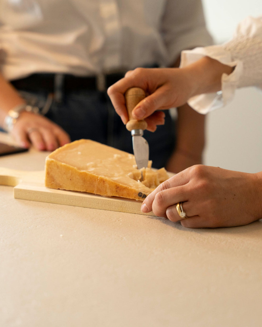 Frischer Parmigiano Reggiano mit Messer aufgeschnitten