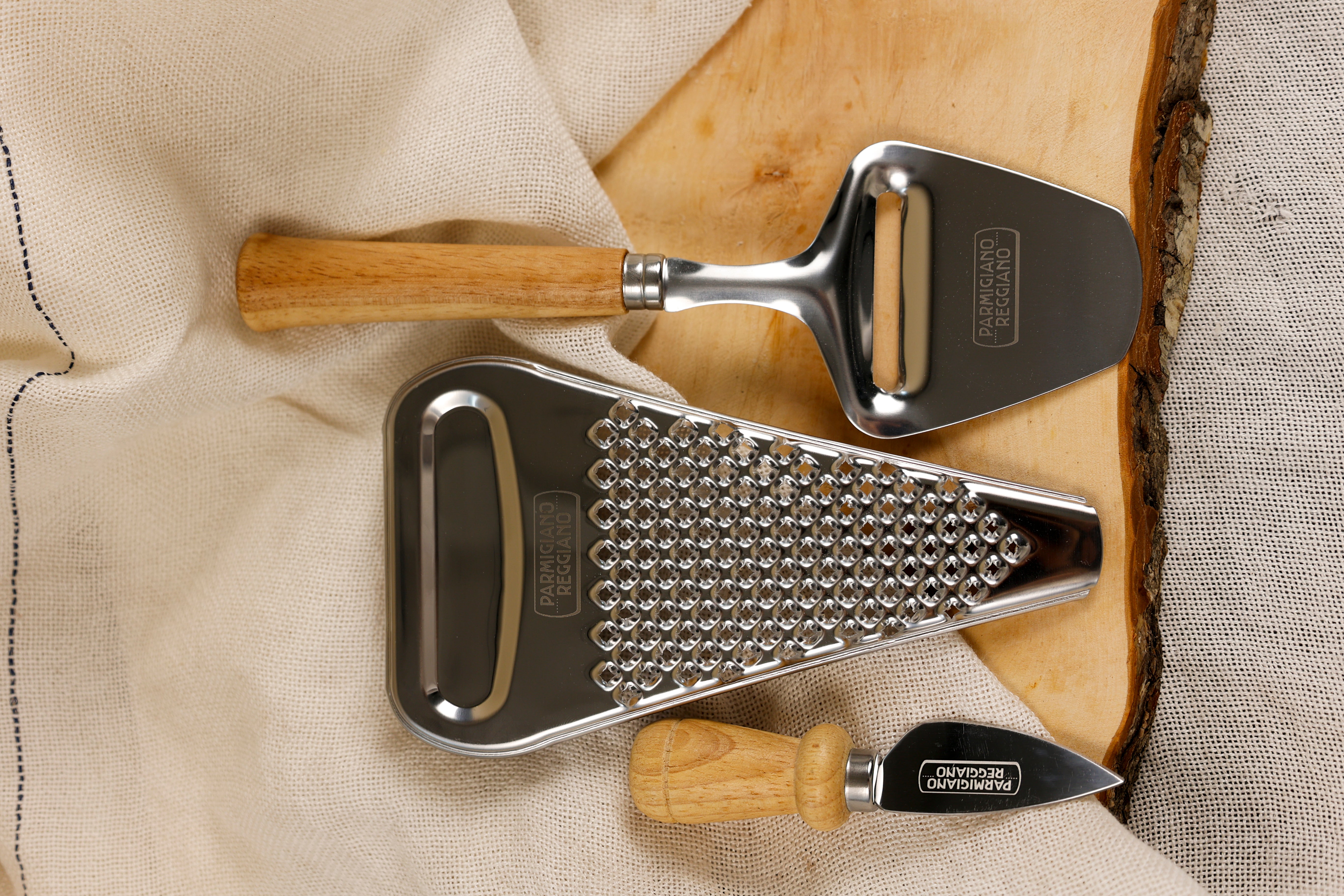 Set für Parmigiano Reggiano mit Messer, Hobel und Reibe