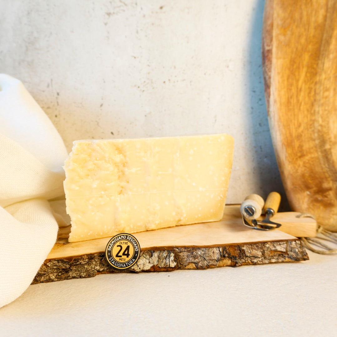 Parmigiano Reggiano 24 Monate – original aus Familienkäserei in Parma, handgemacht
