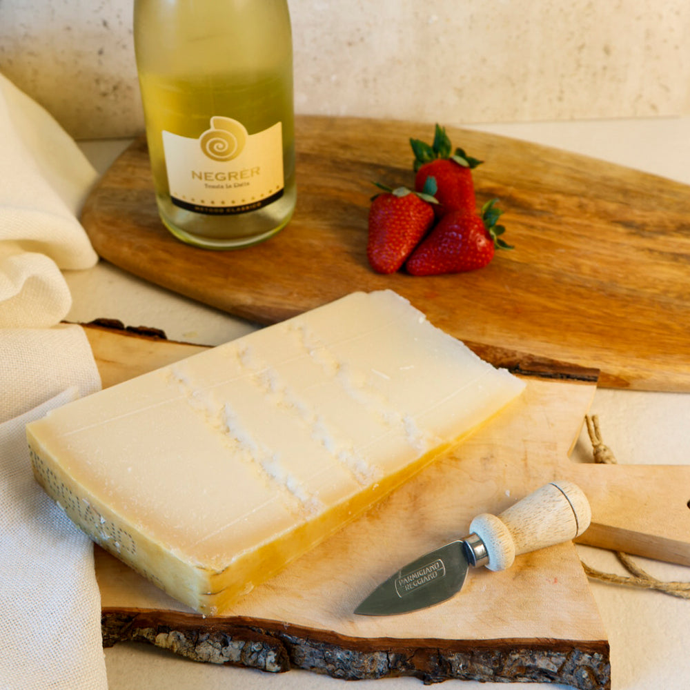 Parmigiano Reggiano mit Obst und Wein