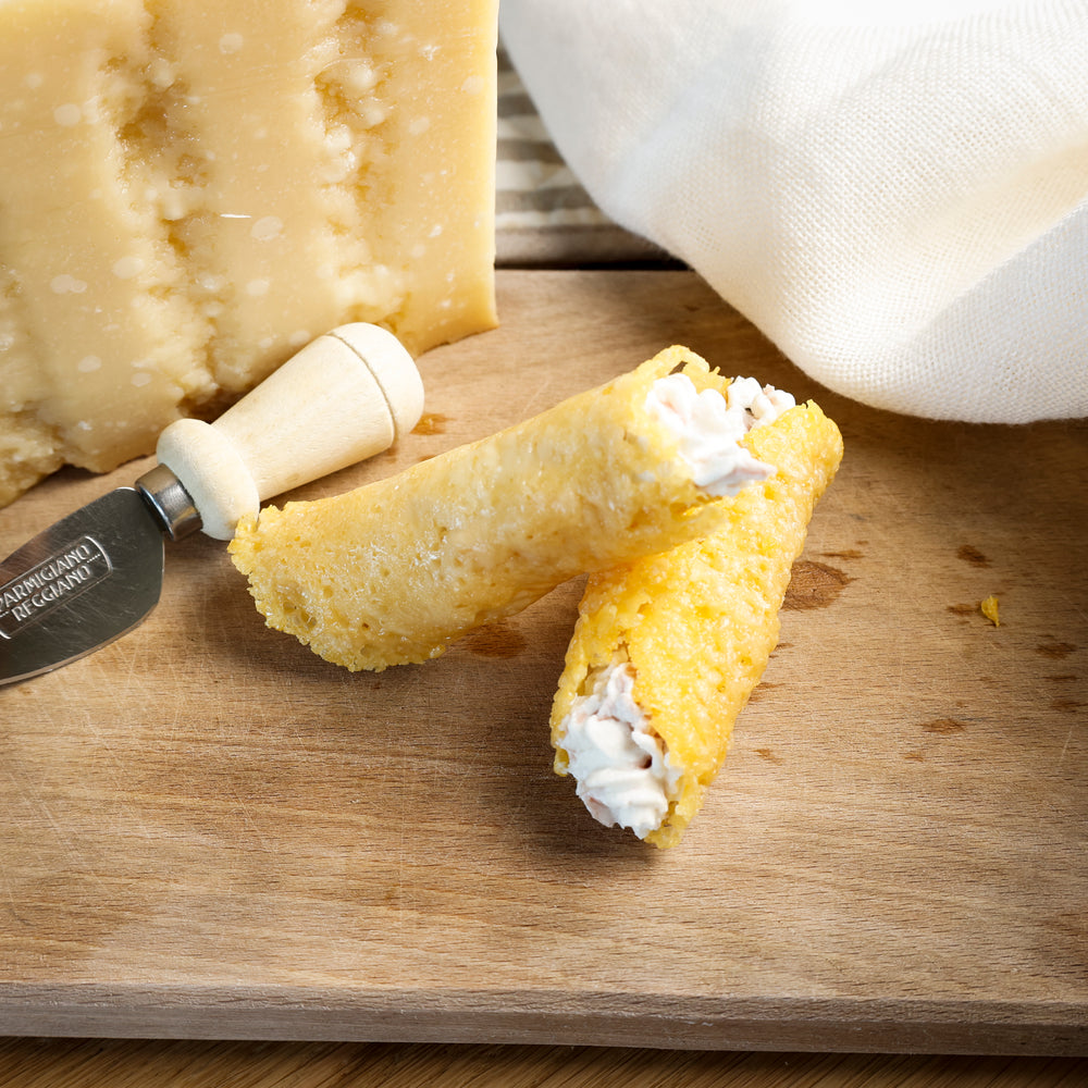 Knusprige Cannoli aus Parmigiano Reggiano mit Ricotta, Mortadella 