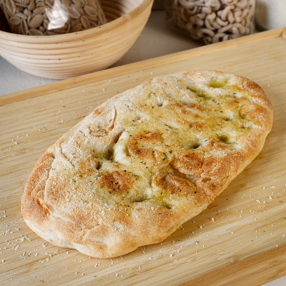 Knusprige Pinsa als Focaccia gemacht mit Öl und Oregano