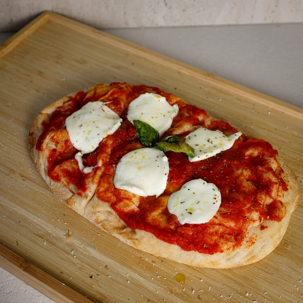Pinsa als Pizza gemacht, mit Tomatensauce, Mozzarella, Oregano una Basil 