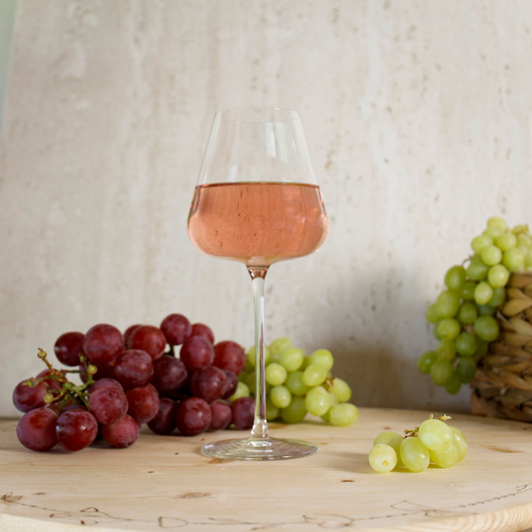 Glass mit Roséwein aus Italien La Ratta
