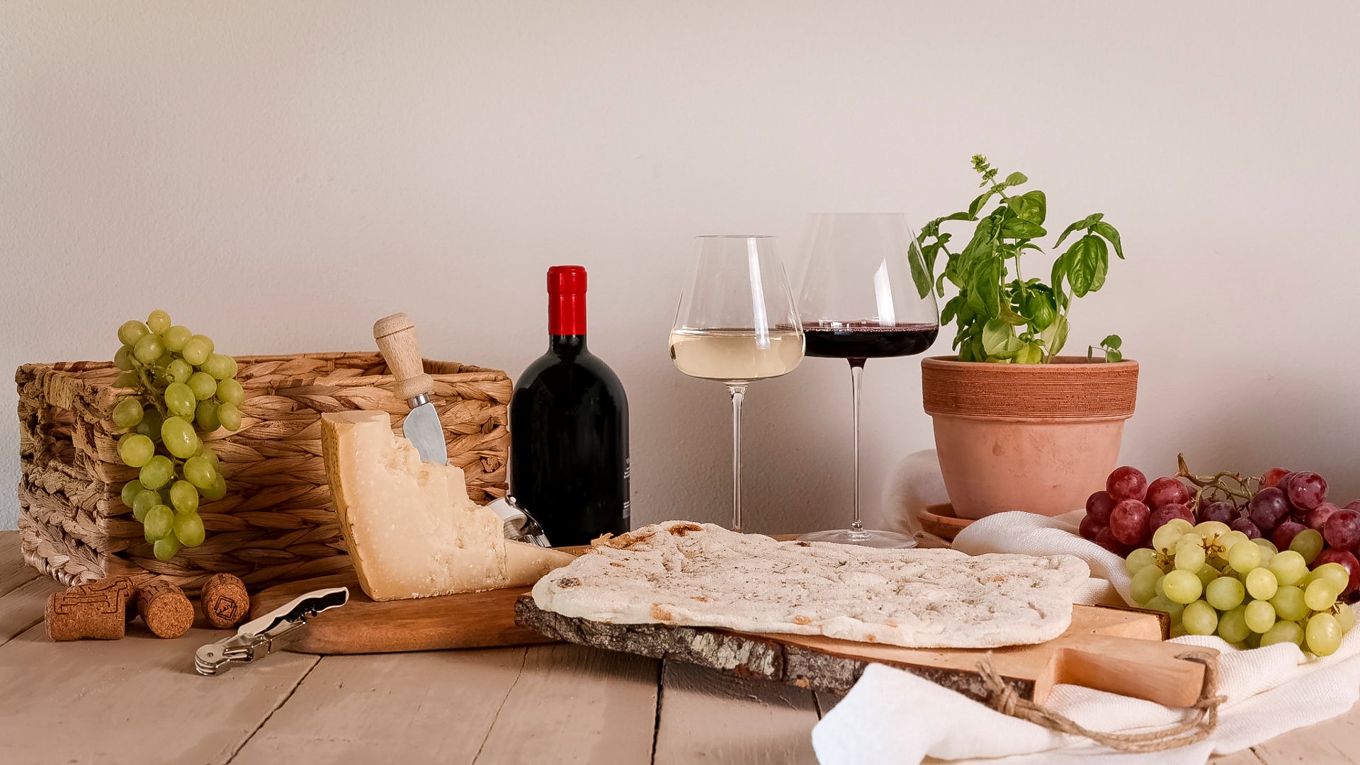 Frischer Parmigiano Reggiano mit Messer aufgeschnitten und Wein mit Pinsa