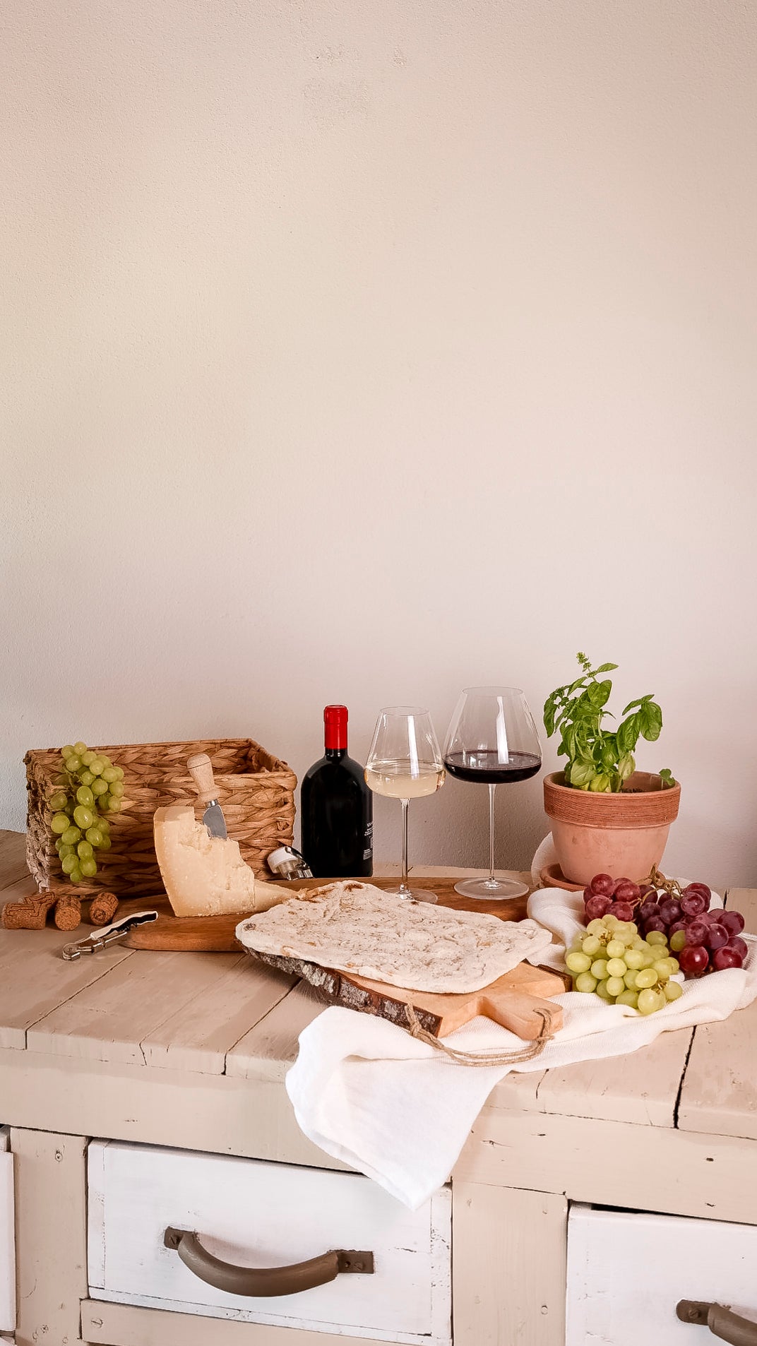 Frischer Parmigiano Reggiano mit Messer aufgeschnitten und Wein mit Pinsa