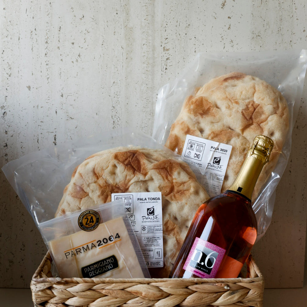 Famiie-Box von Saporitaly mit Pinsen und Parmigiano Reggiano DOP 24 Monare und RoseWein