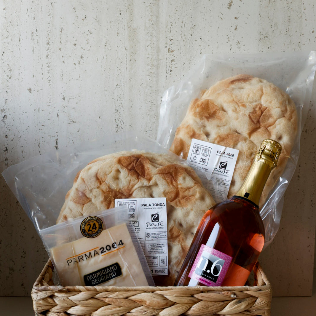 Famiie-Box von Saporitaly mit Pinsen und Parmigiano Reggiano DOP 24 Monare und RoseWein