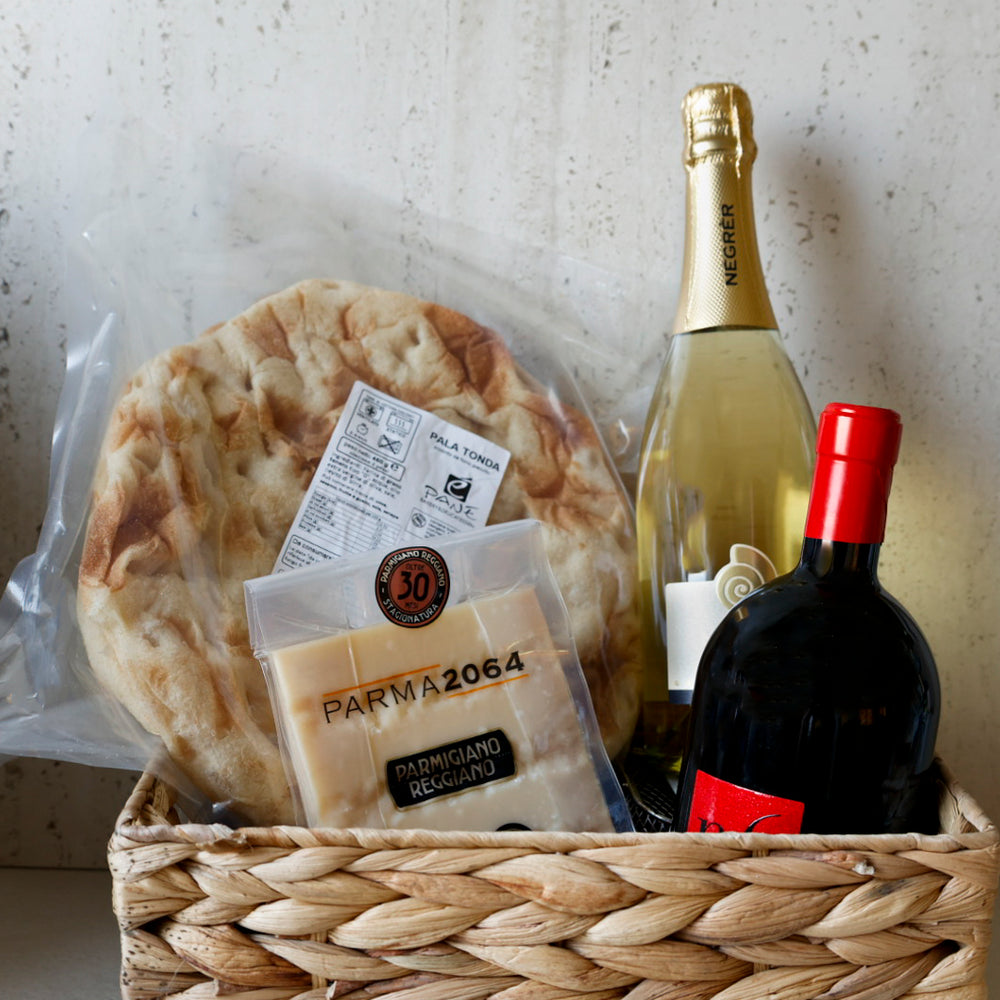 Gourmet Box von Saporitaly mit Kàse und Wein. Parmigiano Reggiano DOP 30 moante, pinsa "tonda", rotwein und metodo classico aus Italien