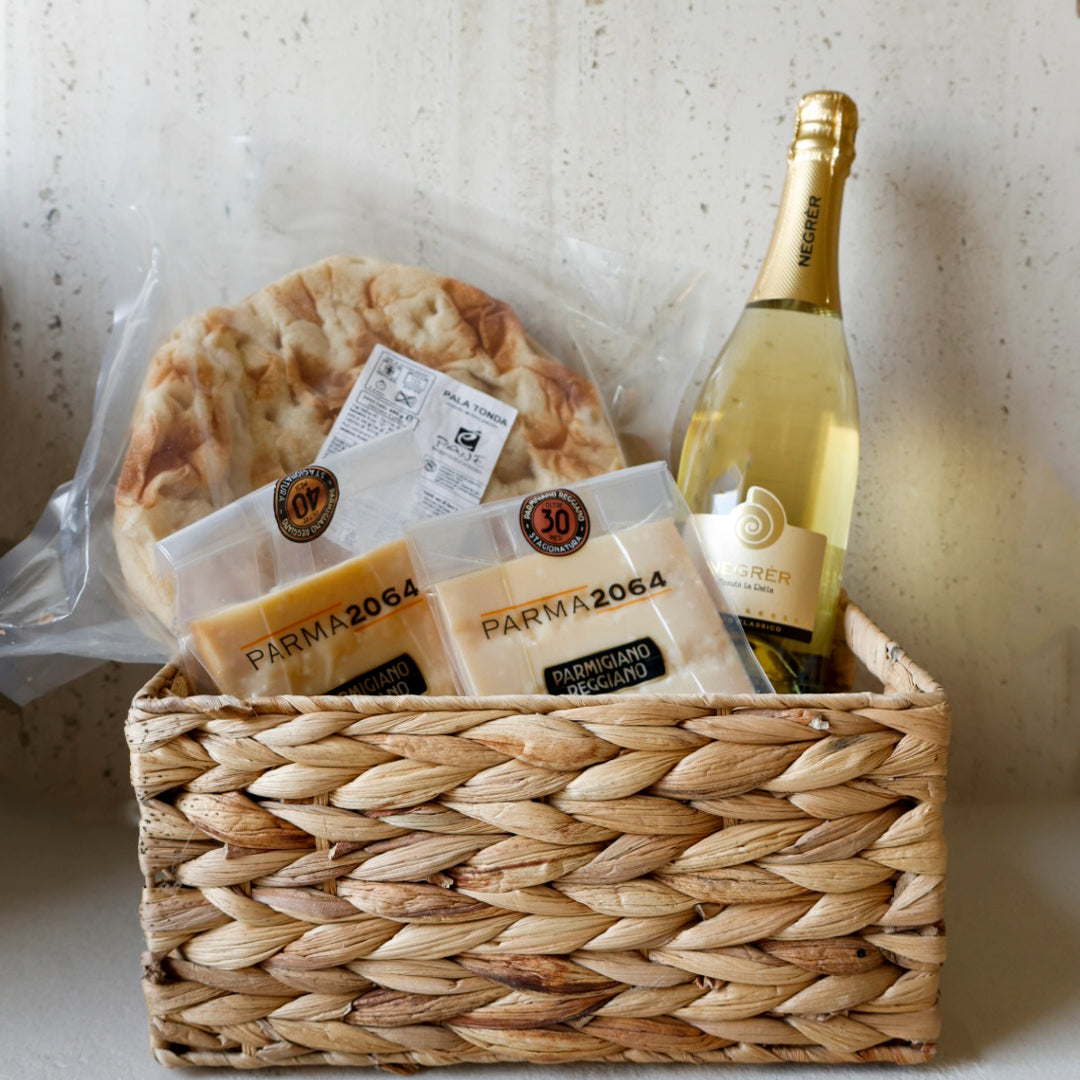 Deluxe Bos von Saporitaly mit Parmigiano Reggiano DOP 30 und 40 Monate, Pinsa la Tonda und Negreg, metodo classico aus Italien