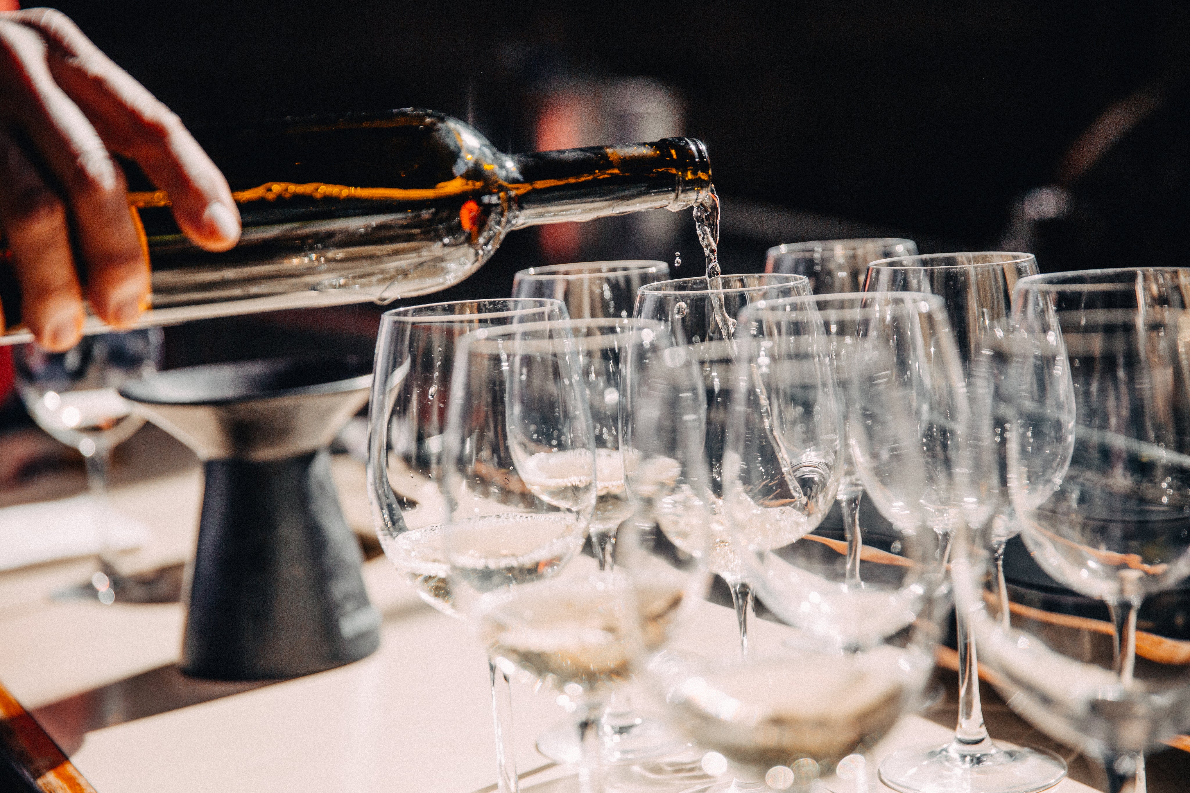 Viele Gläser sind mit Wein gefüllt